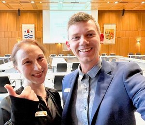 Die Ausbildungsleitung des Kreises. Mariana Mühle steht auf der linken und Dominik Rupp auf der rechten Seite. Beide lächeln und Mariana Mühle zeigt einen Daumen hoch.