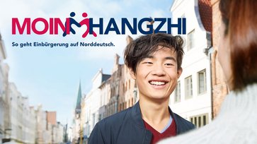 alt= "Ein Werbebild mit der Überschrift "Moin Hangzhi. So geht Einbürgerung auf Norddeutsch.""